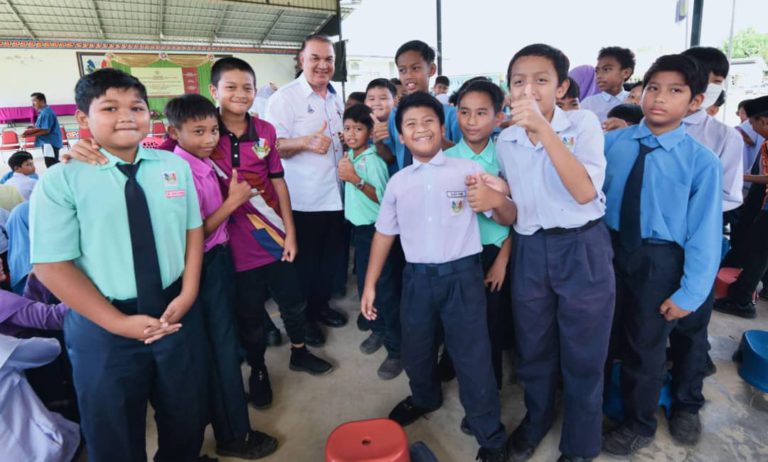 100 murid SK Kawang terima SBK Kumpulan Yayasan Sabah