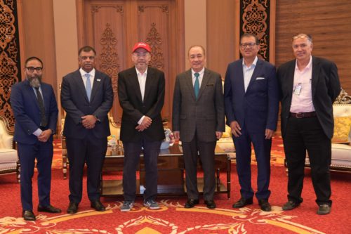 Menerima taklimat semasa Kunjungan Hormat daripada Ketua Pegawai Eksekutif Capital A Bhd, (sebelum ini dikenali sebagai AirAsia Group Berhad) Tan Sri Tony Fernandes dan Pengerusi Eksekutif Datuk Kamarudin Meranun bersama dengan YB Datuk Joniston Bangkuai, Pembantu Menteri Pelancongan, Kebudayaan dan Alam Sekitar. 