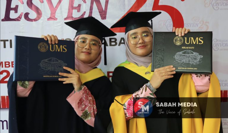 Detik manis kembar seiras kongsi pentas terima ijazah