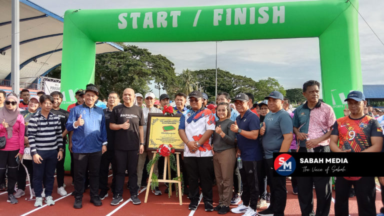 Paparian nikmati kemudahan Trek Larian Sintetik yang telah siap