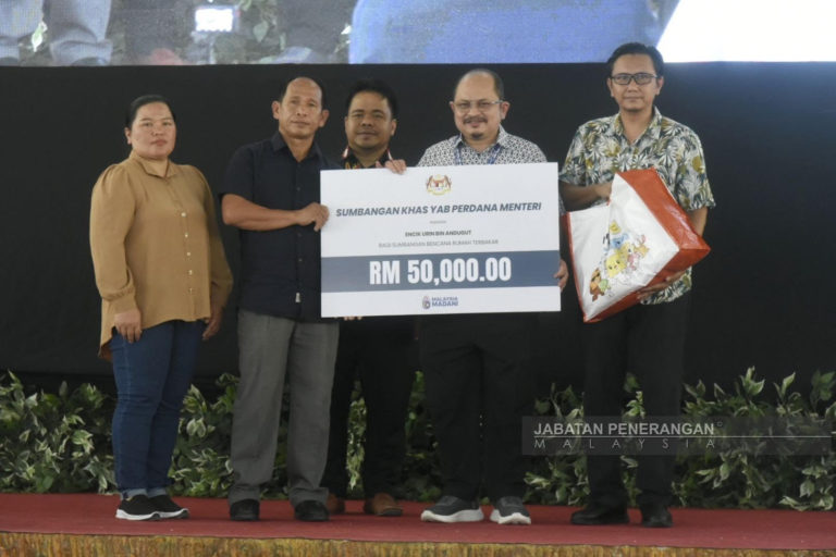 Dua keluarga mangsa kebakaran terima sumbangan RM100,000