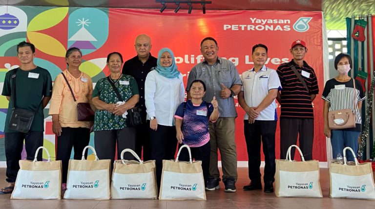 Yayasan Petronas beri keceriaan kepada 200 keluarga sempena Krismas