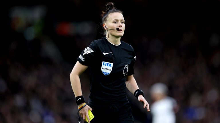 Welch wanita pertama jadi pengadil EPL