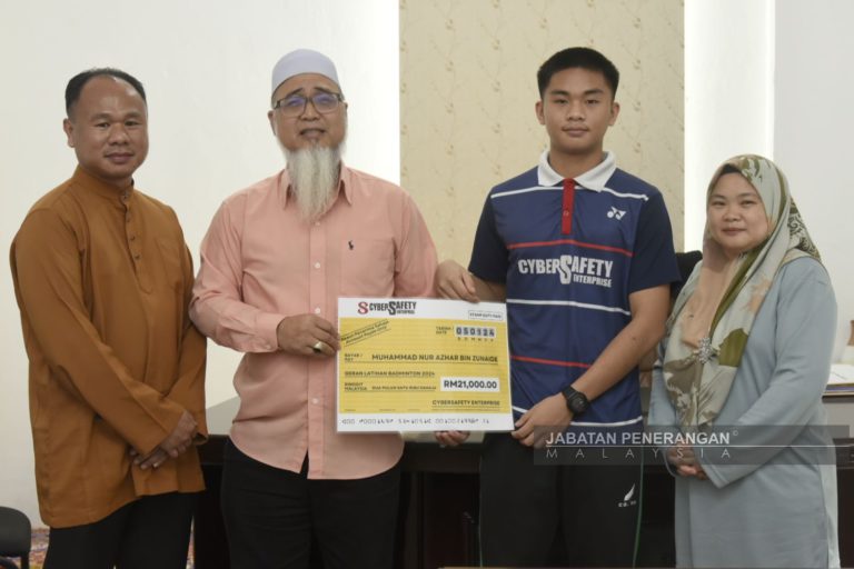 Azhar terima geran latihan RM21,000