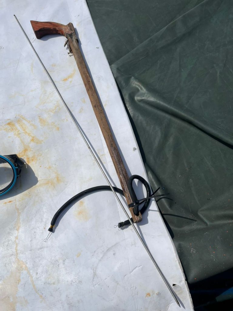 Empat lelaki ditahan disyaki menangkap ikan guna panah besi