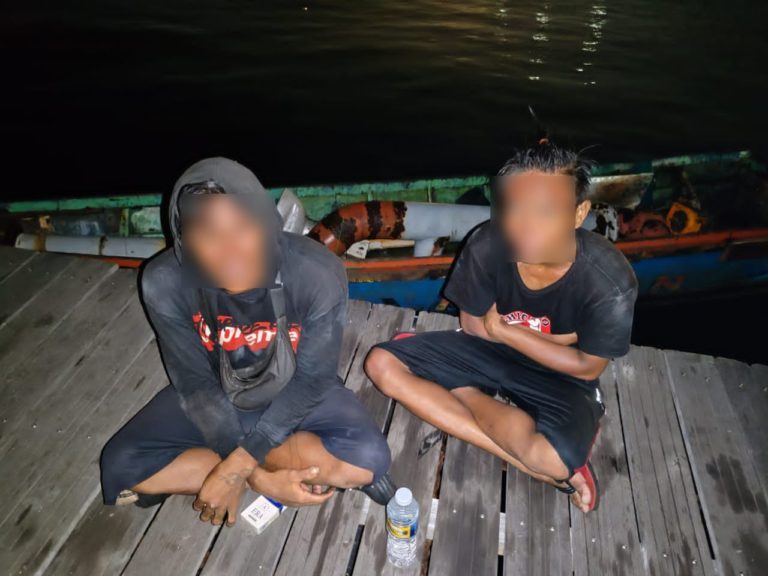 Dua individu ditahan disyaki curi peralatan besi sebuah kapal kargo
