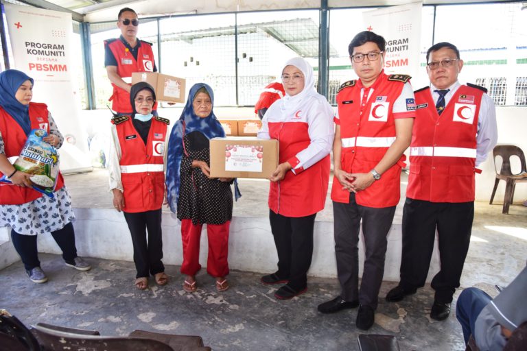 BSMM serah bantuan kepada 300 individu golongan B40