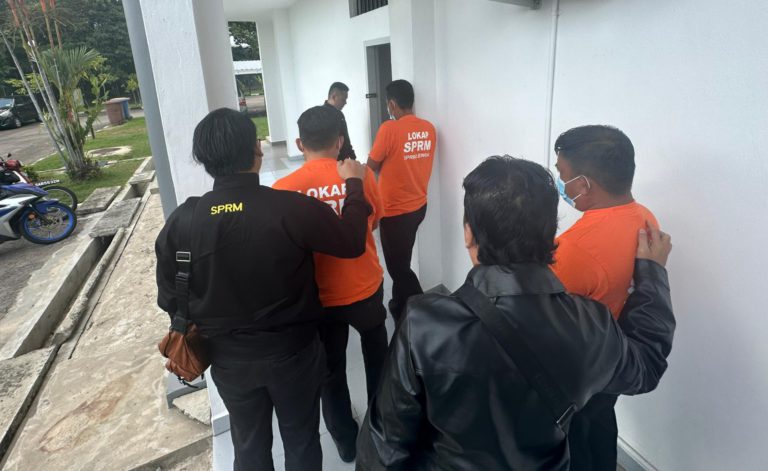 Tiga penjawat awam direman, guna kedudukan lantik syarikat milik keluarga