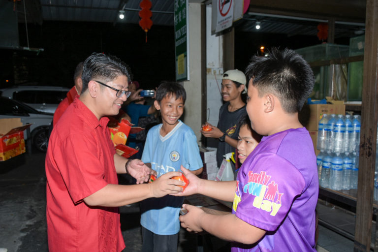 Hati-hati ketika membakar bunga api dimusim perayaan – Ewon