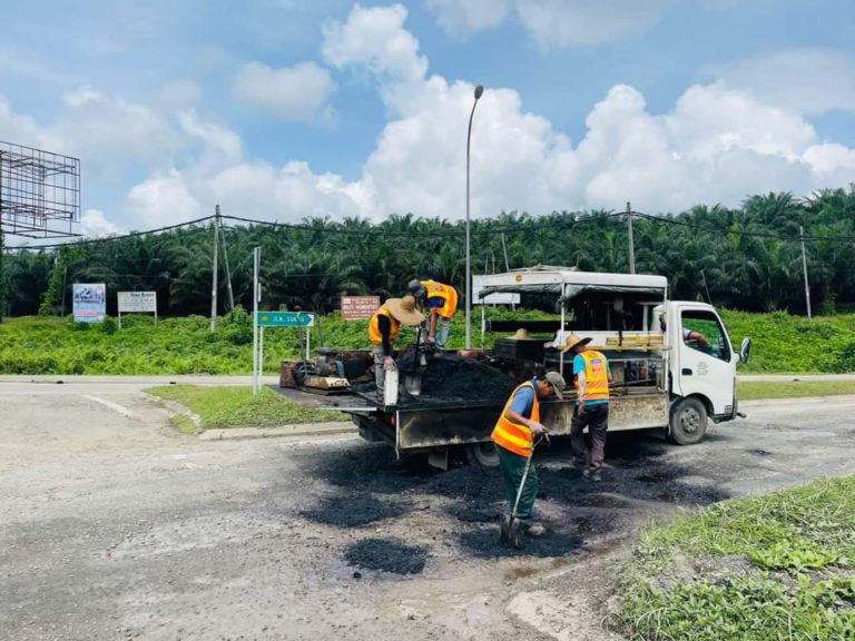 Kenderaan berat lebih muatan, aliran trafik tinggi punca jalan raya rosak teruk