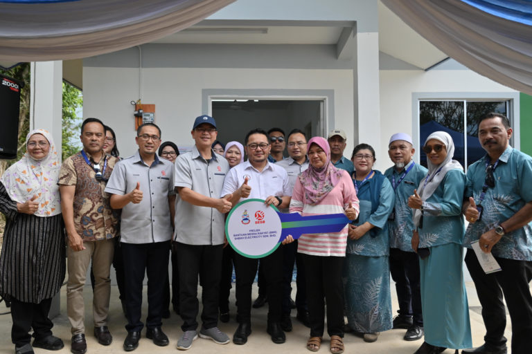 Ibu tunggal terharu terima bantuan rumah BMR SESB