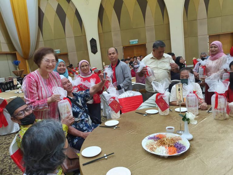 Yayasan Petronas beri kegembiraan kepada penerima sempena Tahun Baharu Cina