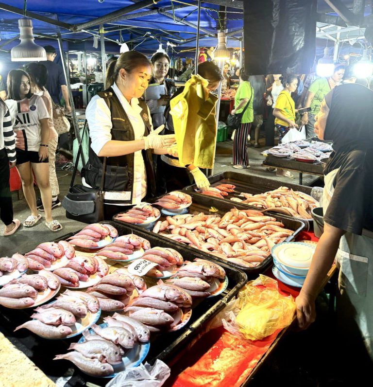 Penjaja ikan Tapak Pasar Malam Inanam disyaki guna pewarna terlarang