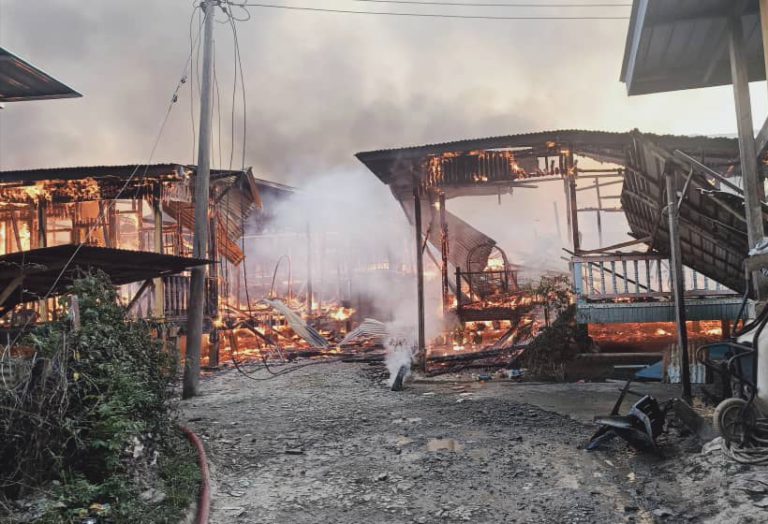 Lapan rumah musnah terbakar di Kg Bakalau