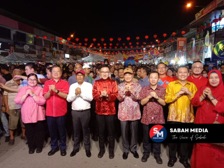 Ketua Menteri luang masa beramah mesra dengan rakyat di Foh Sang