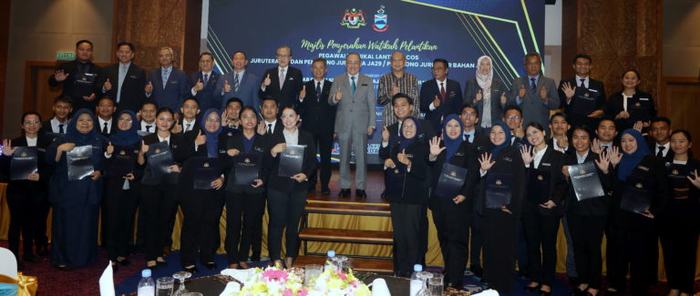 33 pegawai teknikal lantikan COS terima watikah