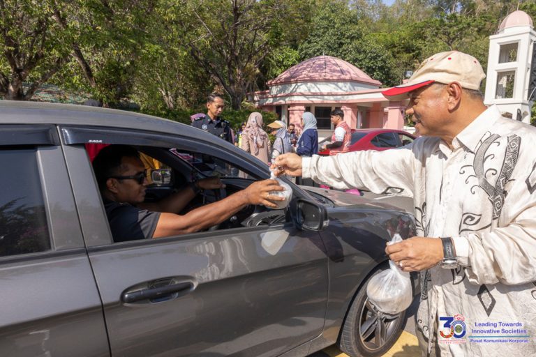 UMS, Adabi agih 3,500 pek juadah berbuka bubur lambuk