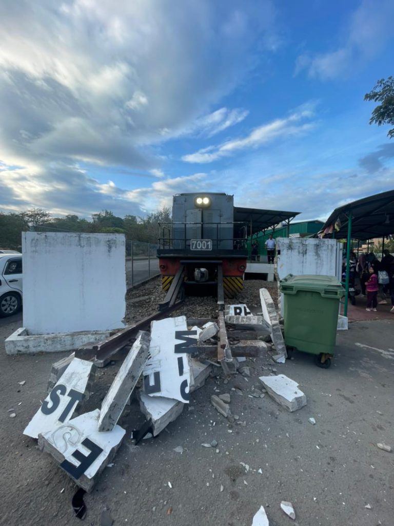 Lokomotif rempuh penghadang hujung landasan, dinding pagar Stesen Sembulan