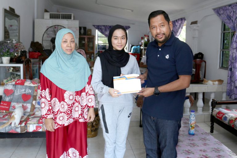 Pelajar tajaan YBR mangsa kebakaran terima bantuan