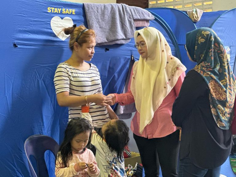 Wanita Gagasan Rakyat Sabah serah sumbangan mangsa kebakaran di Likas