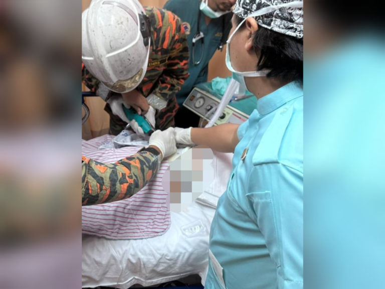 Kanak-kanak lelaki parah, tertusuk besi dada, leher