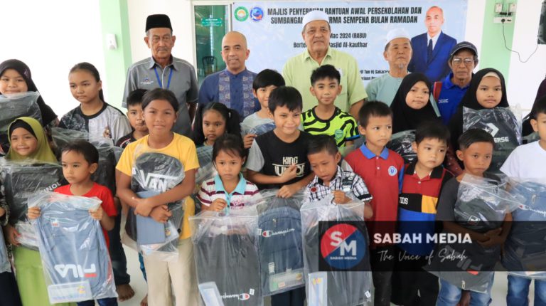 30 pelajar terima sumbangan peralatan sekolah