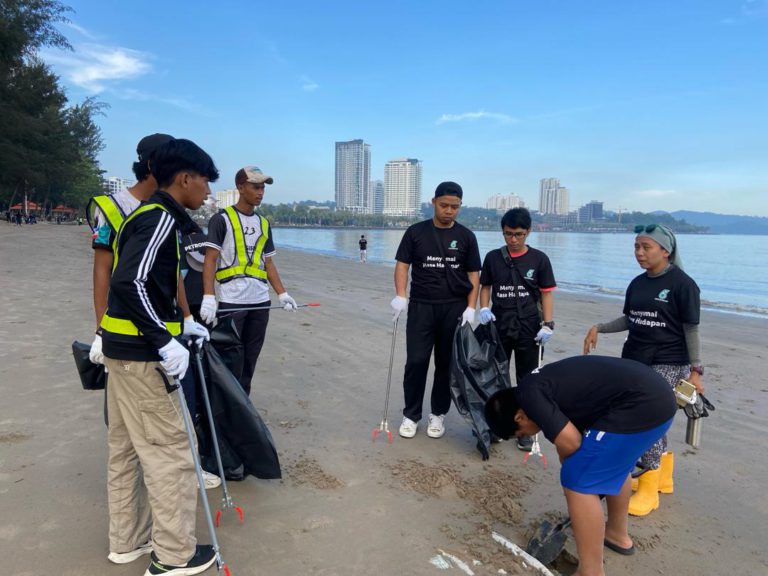 Lebih 300 kilogram sampah berjaya dikutip menerusi program pembersihan pantai