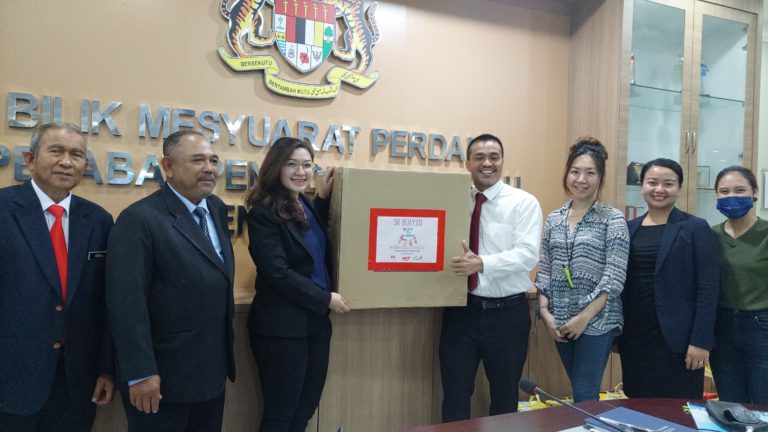 27 sekolah di Penampang terima bantuan kasut