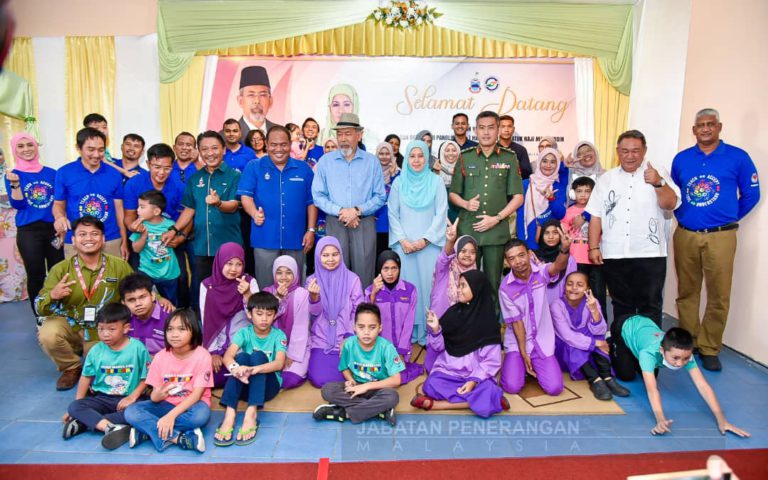 Tun Juhar santuni warga PDK Harapan Kasih