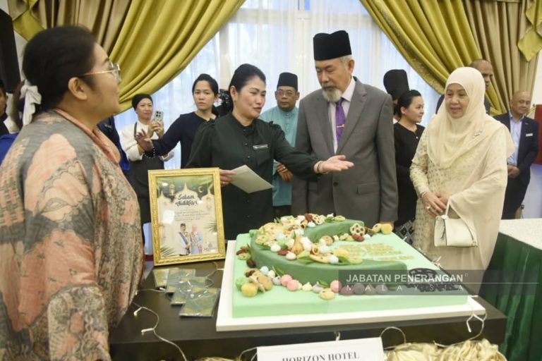 Hotel terkemuka sumbang 13 kek kepada rumah anak yatim, warga emas
