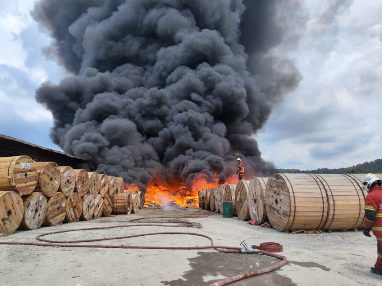 Stor penyimpanan kabel SESB terbakar