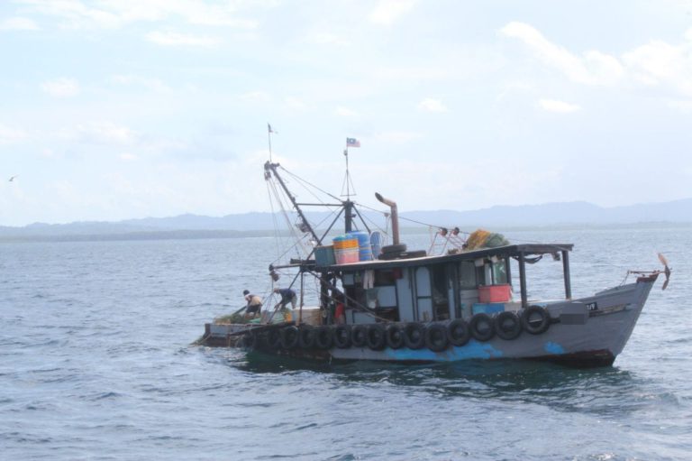 Maritim Malaysia tahan bot nelayan tangkap ikan kurang dua batu nautika