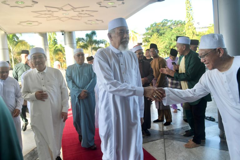 Tun Juhar, Hajiji tunai solat Aidilfitri bersama lebih 3,500 jemaah di Masjid Negeri