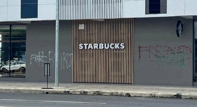 Polis buru dua suspek conteng dinding Starbucks di Tawau