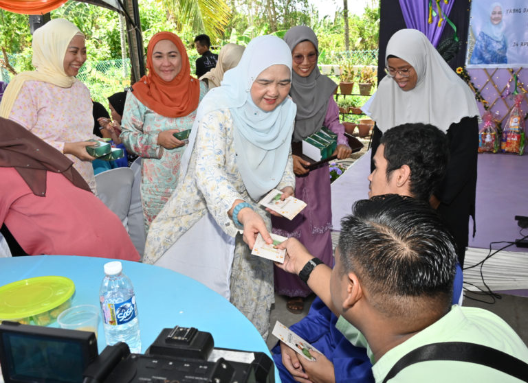 Juliah santuni anak-anak istimewa PPDK Tuaran