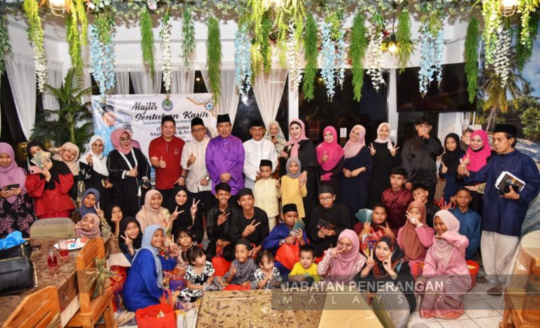 Wanita USIA santuni 50 anak yatim, asnaf