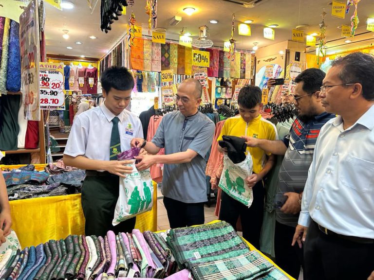 PIBG SM Maktab Sabah beri sinar kepada 20 pelajar asnaf