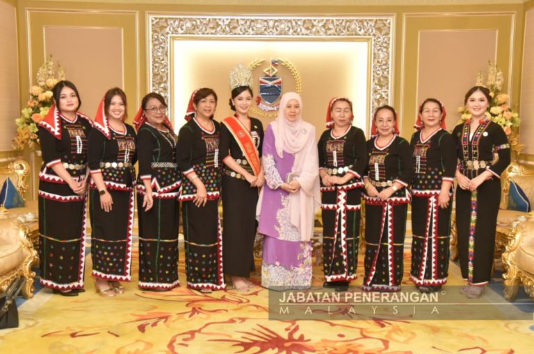 Pereka fesyen digesa kekalkan material, tenunan asli busana UNK