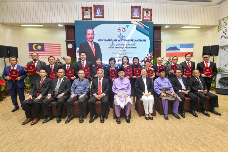 14 ahli Lembaga Penasihat DBKK terima watikah pelantikan