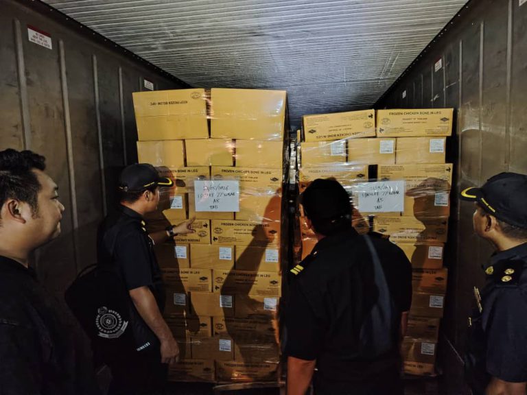 Kontena mengandungi daging ayam beku berlogo halal campur daging babi, dirampas