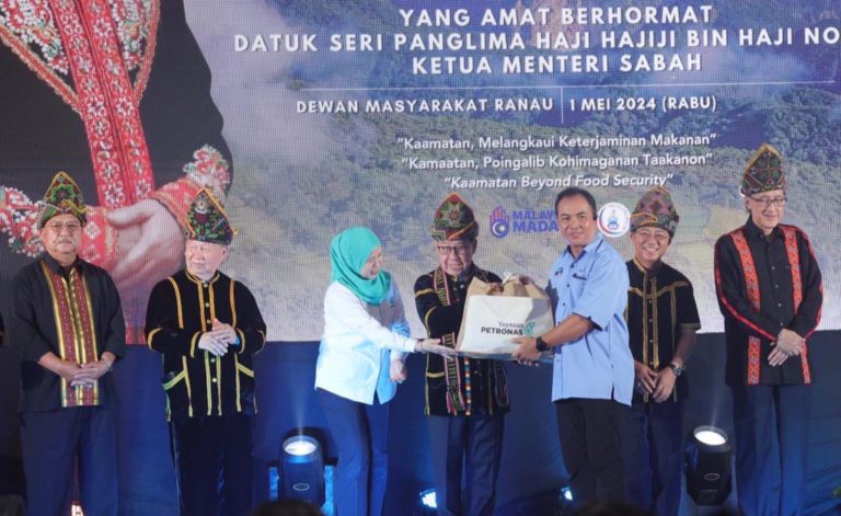Yayasan PETRONAS agih 500 bakul makanan sempena Kaamatan