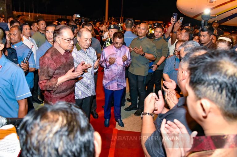 Anwar tiba di Sabah untuk lawatan kerja sehari