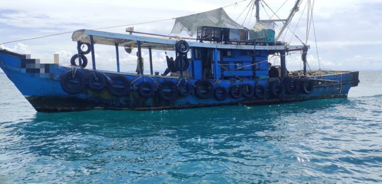 Dua bot tempatan ditahan, gagal patuhi syarat sah lesen