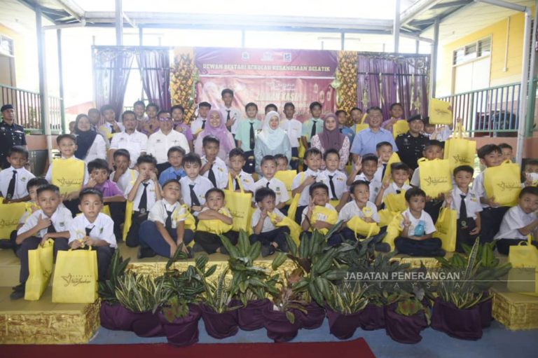 103 murid SK Belatik, 88 Mualaf terima sumbangan YNJ