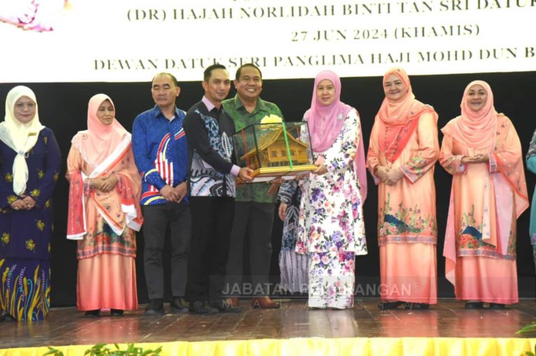 105 murid, kanak-kanak istimewa dirai majlis lawatan amal ke institusi kebajikan