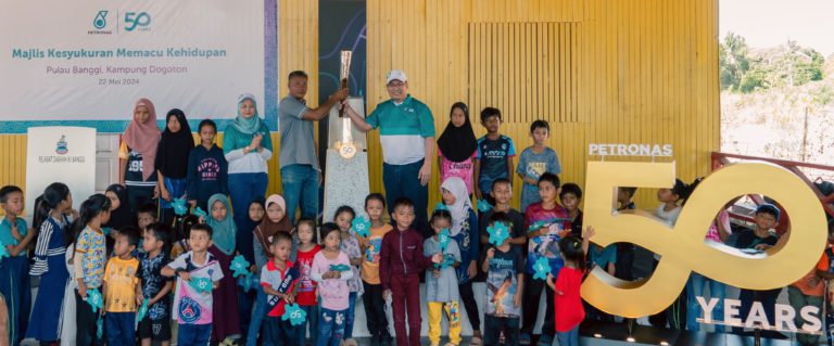 PETRONAS santuni penduduk di Pulau Banggi sempena ulang tahun ke-50