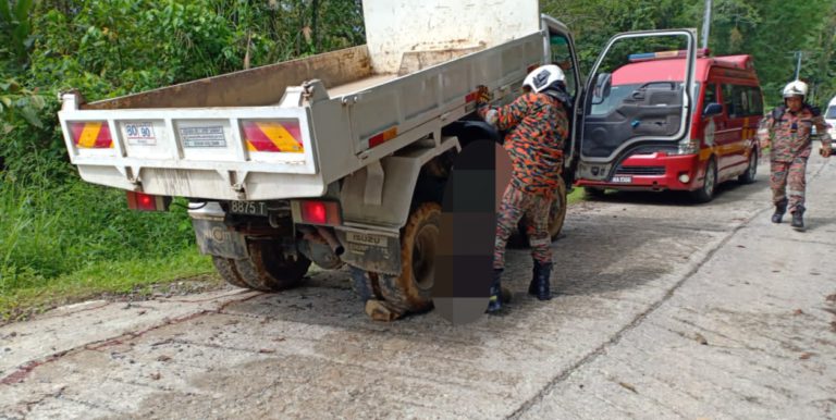 Pemandu lori maut tersepit bahagian bawah ‘dump lorry’