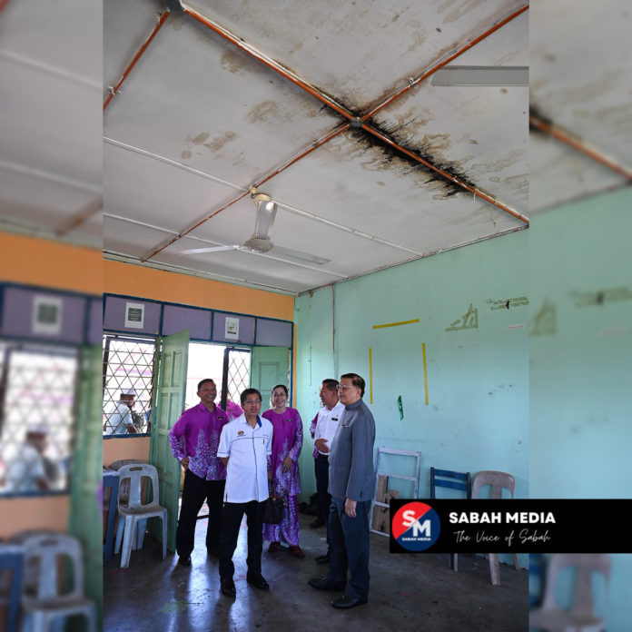Arifin (kanan) bersama Raisin meninjau keadaan siling bangunan SMK Gadong yang usang dan perlu dibaiki segera.