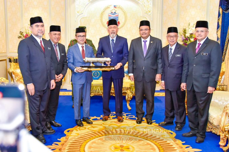 Tun Juhar terima Watikah Persilaan Istiadat Pertabalan Agong