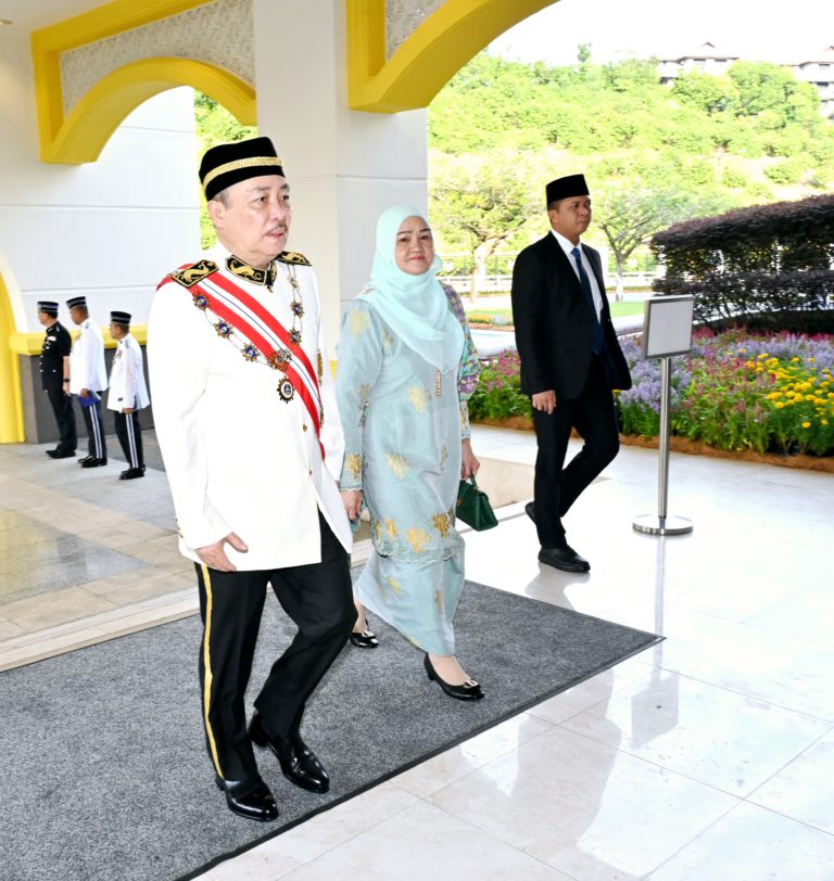 Hajiji hadir Istiadat Pertabalan Yang di-Pertuan Agong
